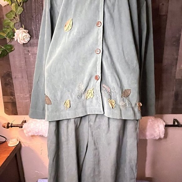 PREVIOUSLY OWNED 2X LIKE VELVET VINTAGE TEDDI SUIT BLAZER IS XL PANTS ARE A 10 - Picture 3 of 13